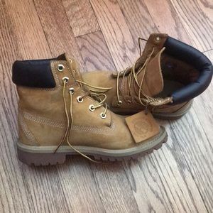 Timberlands boots kids size 3.5 wheat!
